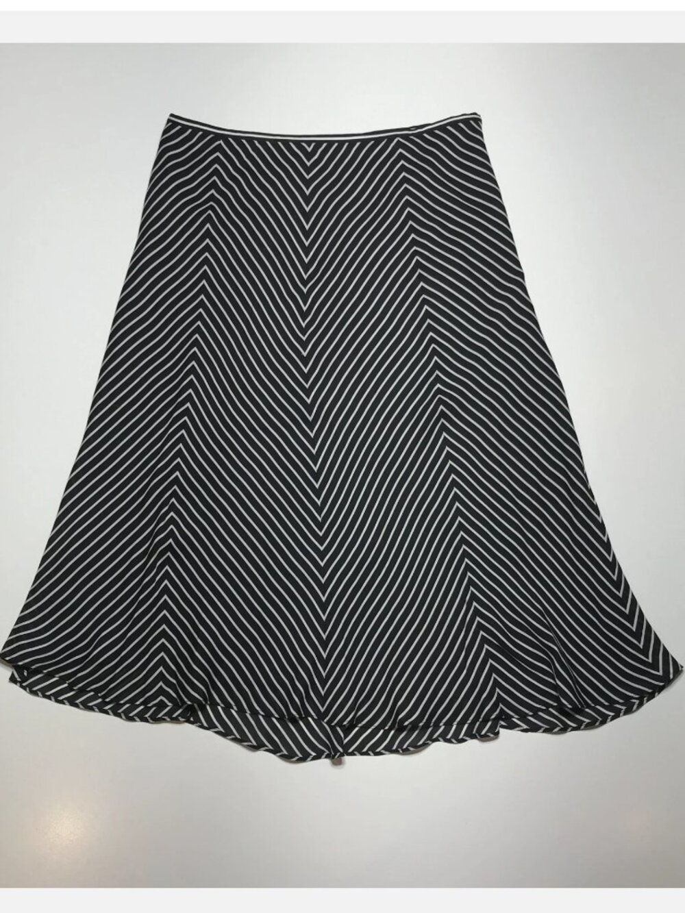 Michael Kors Swing Flare Skirt Size 4 Black & White Chevron 100% Silk High Rise